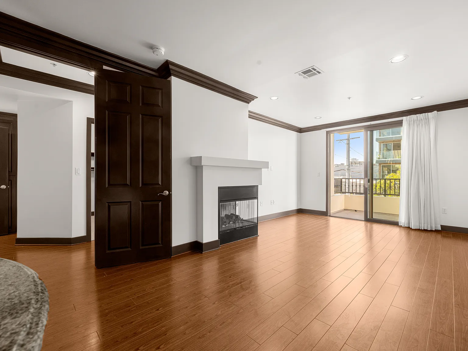 1138 Glenville Dr — Photo 2