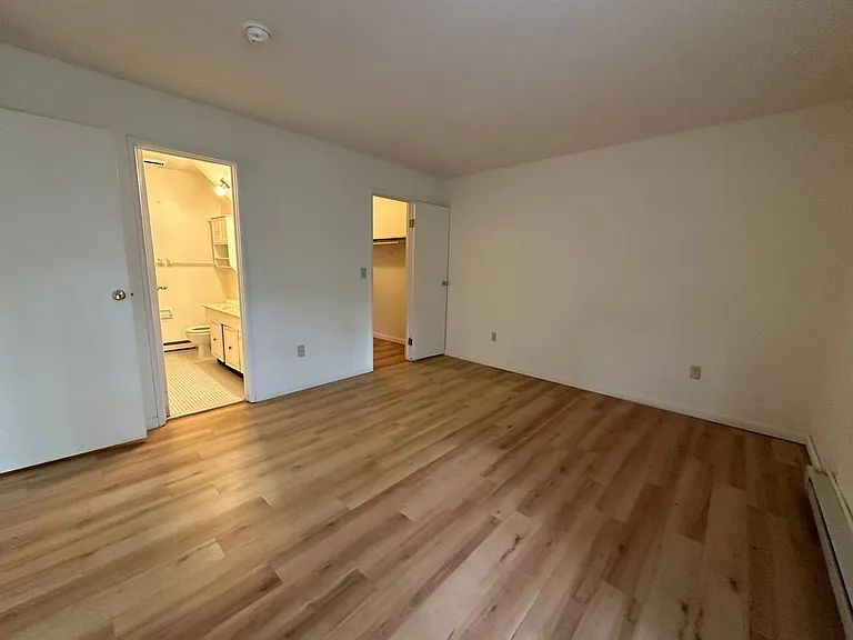 University Park Apartments near Cornell University — Photo 422