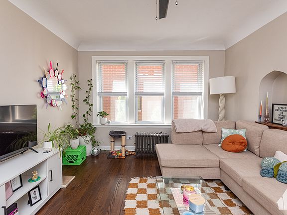 2nd image of 2924 N Sacramento Ave APT 1W