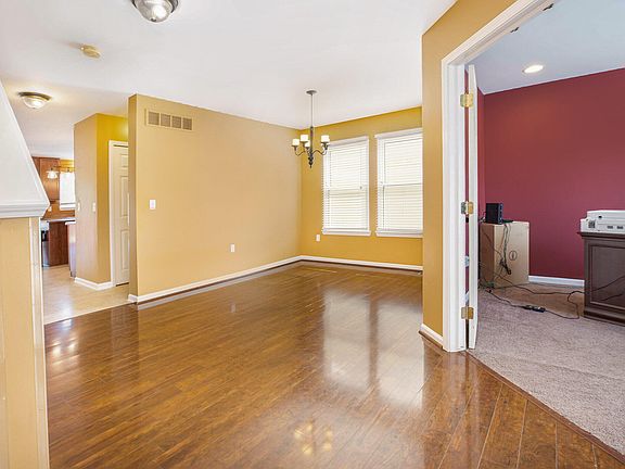 3rd image of 653 Morning Glory Ln