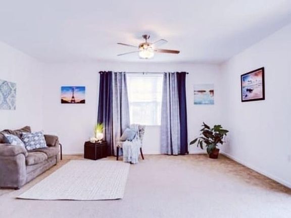 3rd image of 932 Southmoor Dr