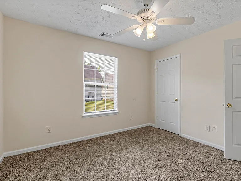 310 Sarasota Ln — Photo 36