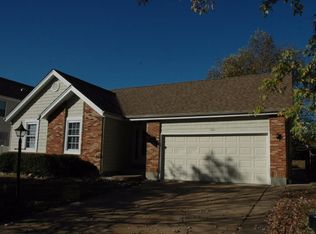 194 Oakbriar Farm Dr, Ballwin, MO 63021