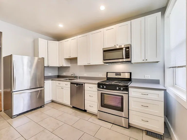 4746 N Malden St #3 — Photo 7