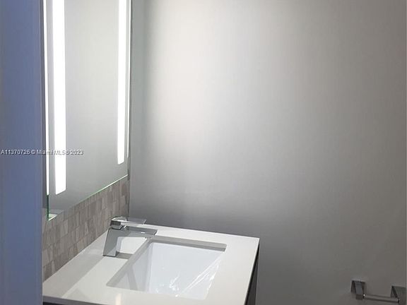 4th image of 68 SE 6th St #2611