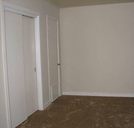 5th image of 1105-11 Greymont Ave