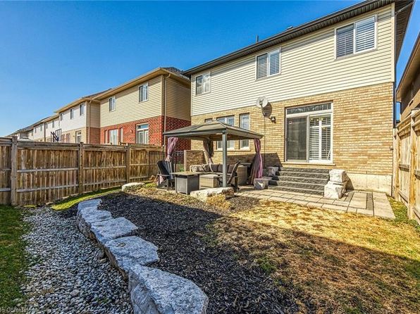 8 Chartwell Cir, Hamilton, ON L9A 0B6