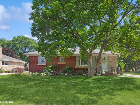 21 W 55th Pl, Westmont, IL 60559