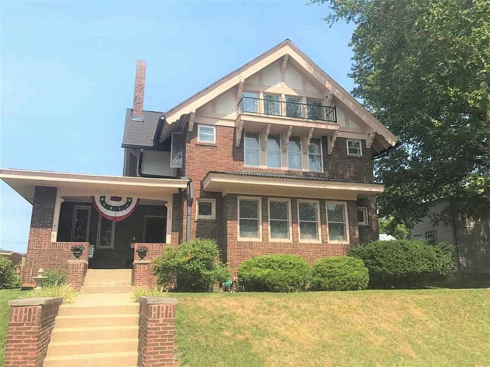 1st image of 402 E Washington St