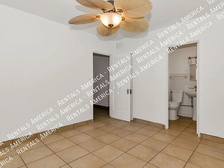 1119 E Silver St — Photo 15