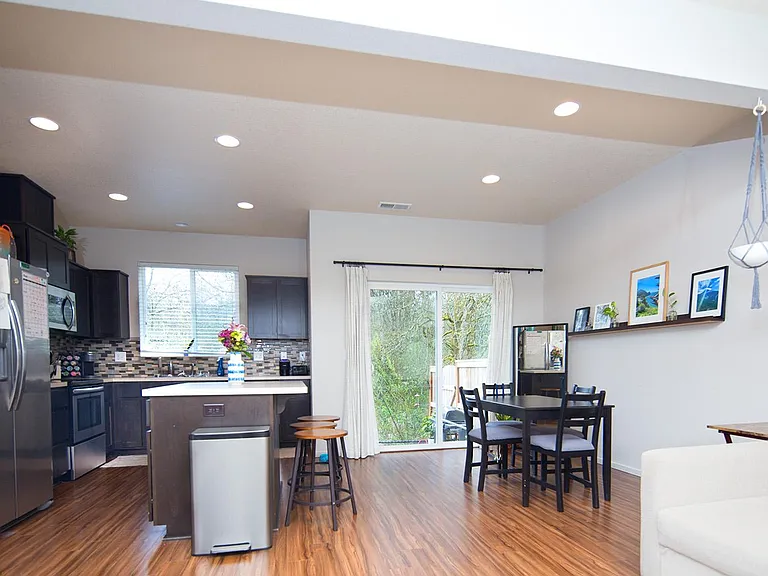 8513 NE 14th Pl — Photo 3