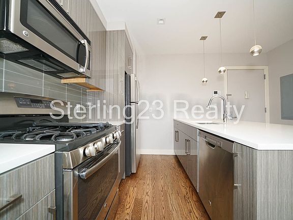 4th image of 27-18 Hoyt Ave S #3C