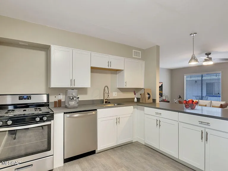 714 E 10th St #18 — Photo 3