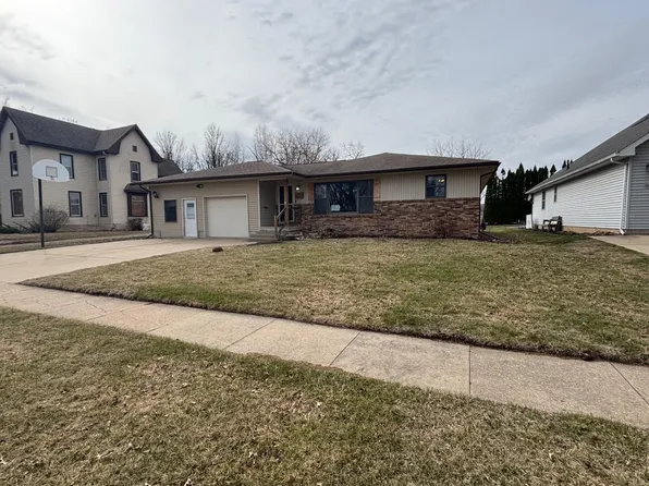 709 Locust St, La Porte City, IA 50651