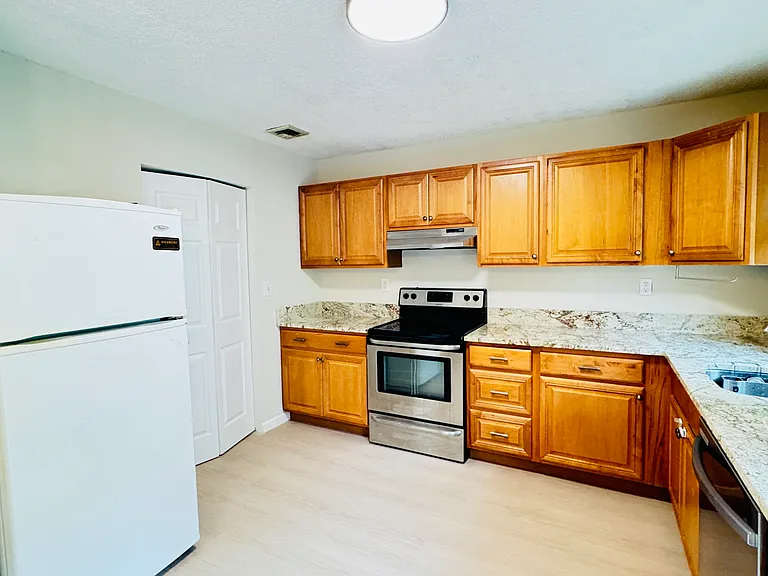 37 Goodwin Ave — Photo 5