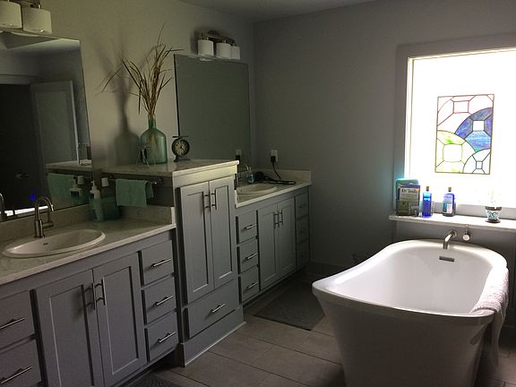 3rd image of 205 Robinhood Cir