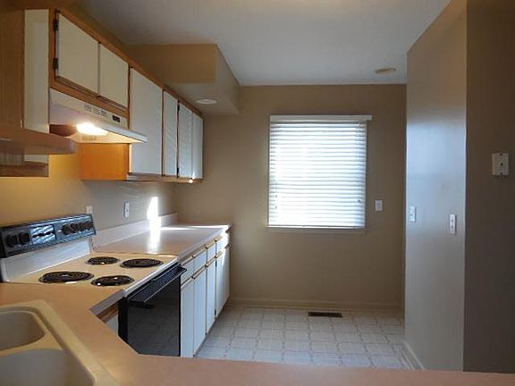 3rd image of 513 Carriage Dr