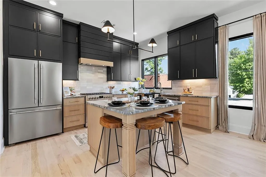 3 bed, 3.5 bath, 3000 sqft, $7,000 — Photo 2