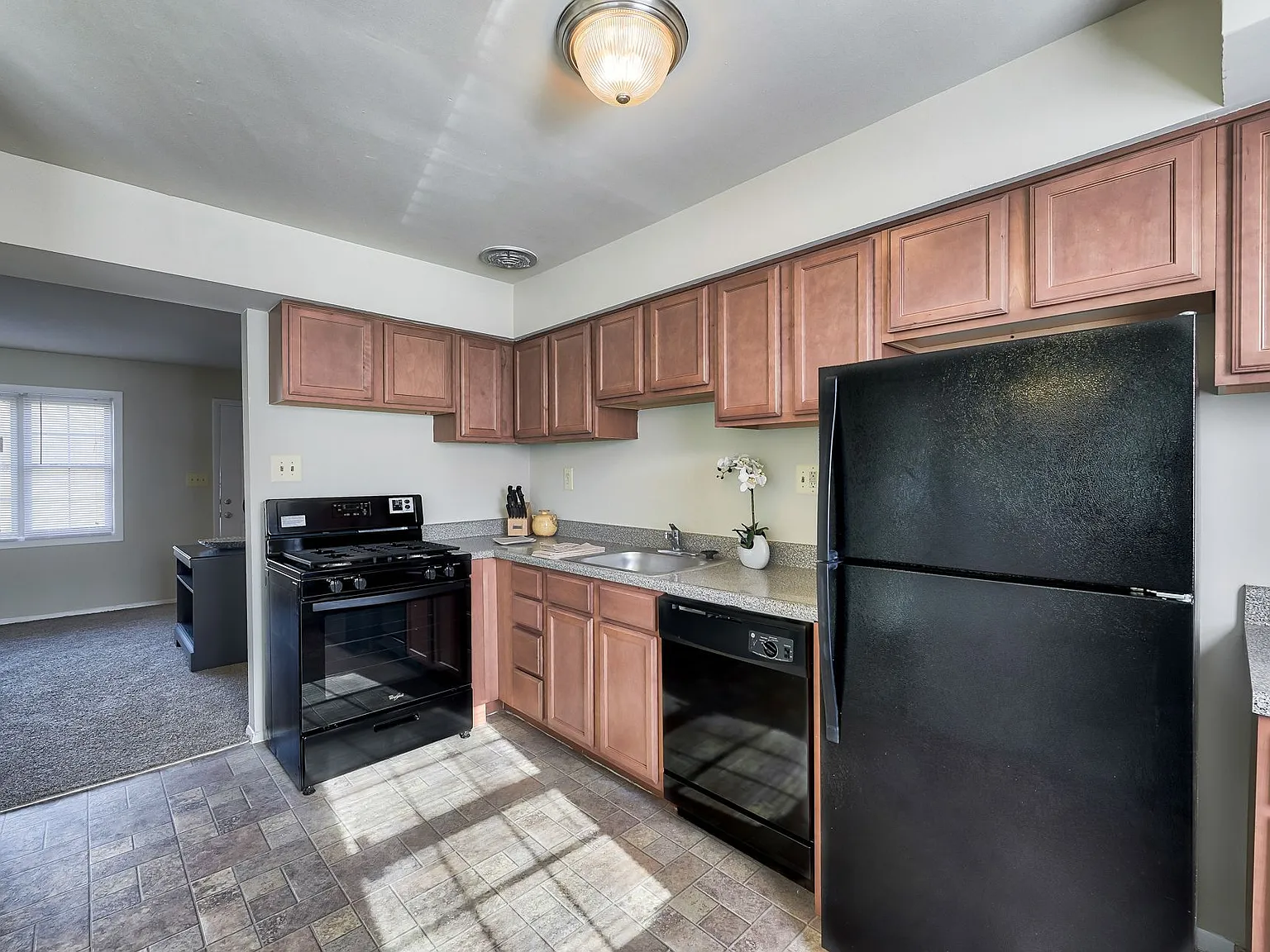 Jamestowne Apartments — Photo 4