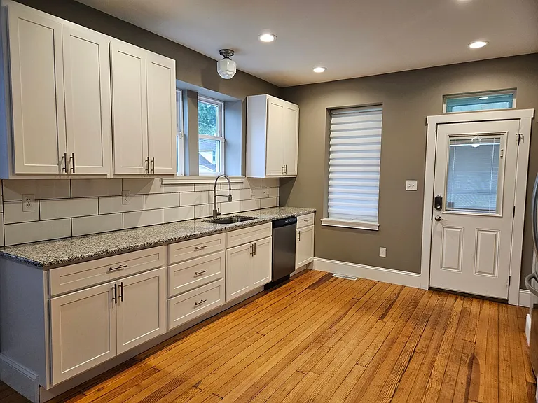 715 W 2nd St — Photo 15
