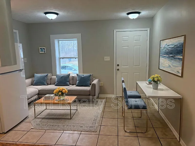 3 bed, 1.0 bath, 1050 sqft, $1,175 — Photo 3