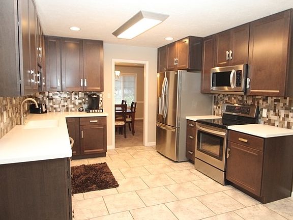 3rd image of 613 S Miramar Way