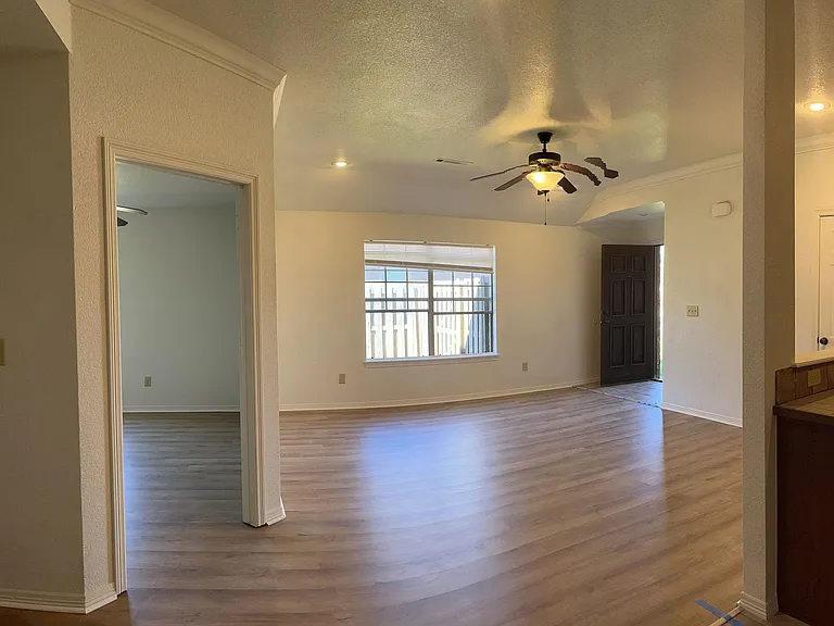 2869 N Seneca Ave — Photo 5