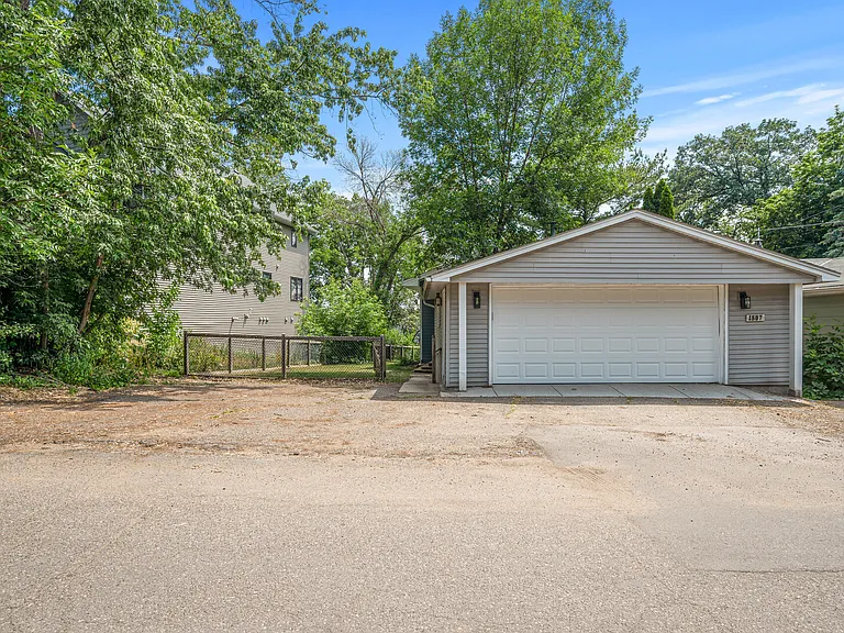 Medicine Lake Dr W — Photo 38