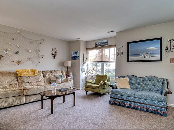 5th image of 632 E Chancery Ln #4