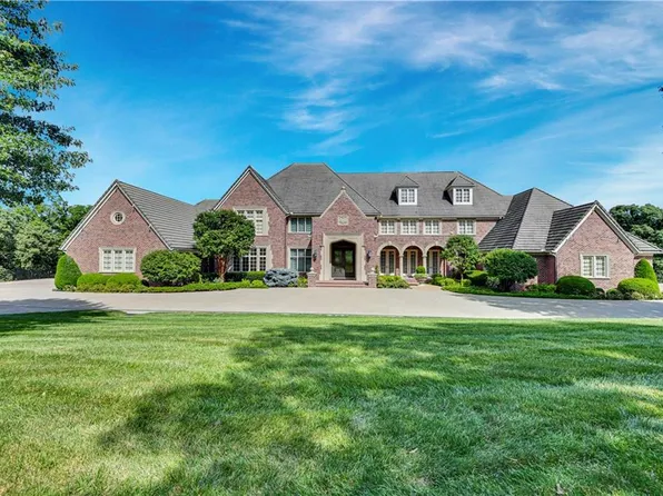 6001 Julian Dr, Parkville, MO 64152