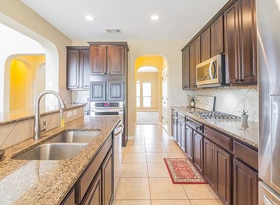 3rd image of 404 Wolf Creek Way