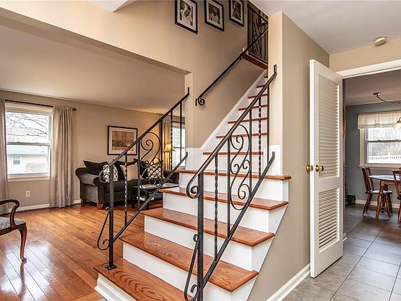 5th image of 10 Valley Green Cir