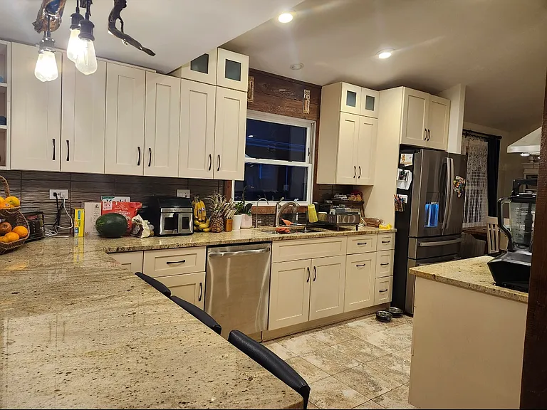 301 Oakbrook Ct — Photo 2