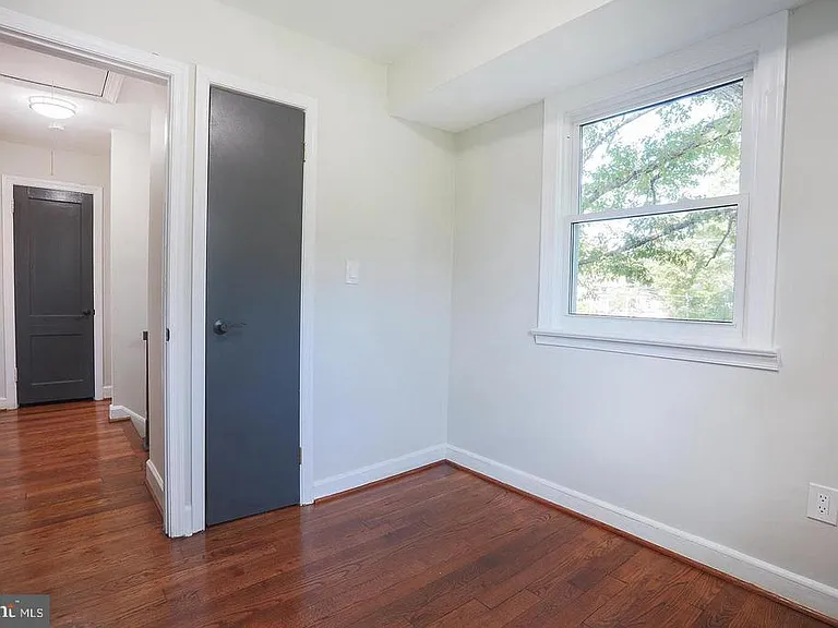 8511 Potomac Ave — Photo 17