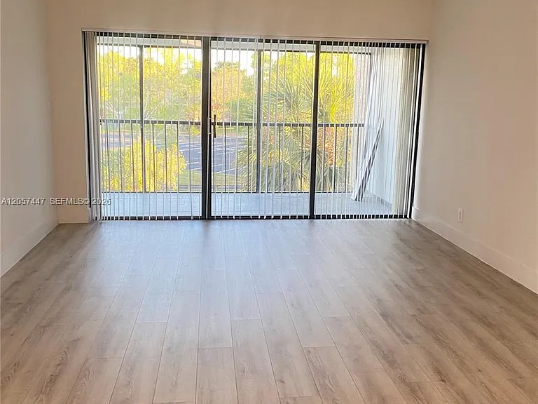 240 Lakeview Dr #303 — Photo 2