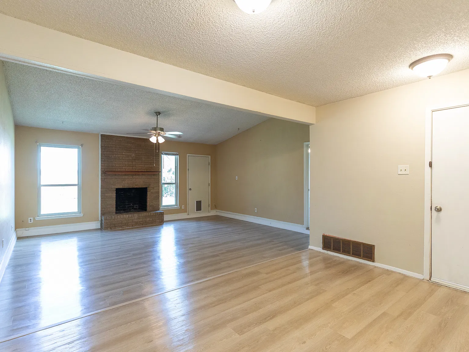 3 bed, 1266 sqft, $2,250 — Photo 3