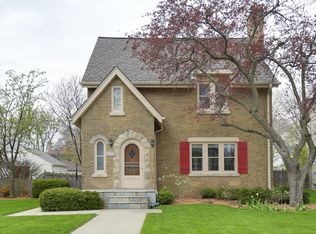5555 N Hollywood Ave, Whitefish Bay, WI 53217