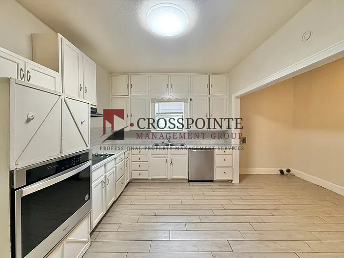 1120 Augusta Ave — Photo 10