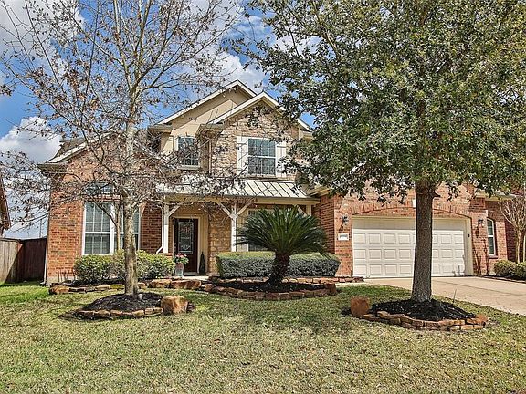 Mature landscaping amps up the curb appeal and is so welcoming as you pull in to the driveway!