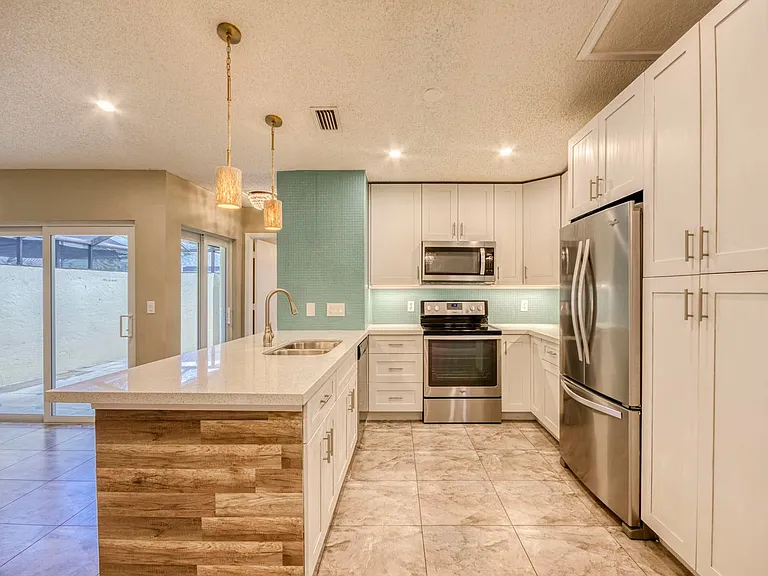 9109 SW 21st St E — Photo 3