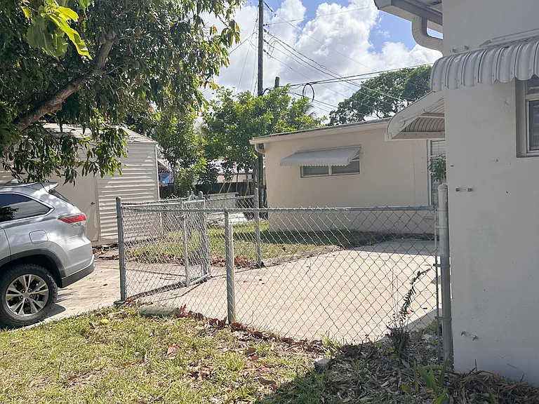 100 NW 52nd St — Photo 18