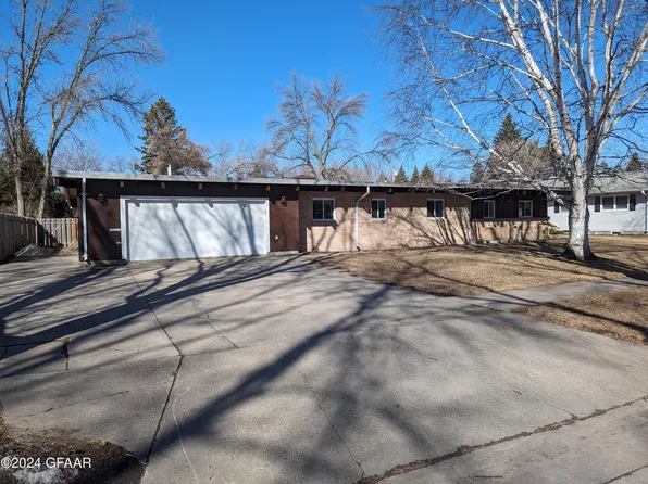 3100 W Elmwood Dr, Grand Forks, ND 58201