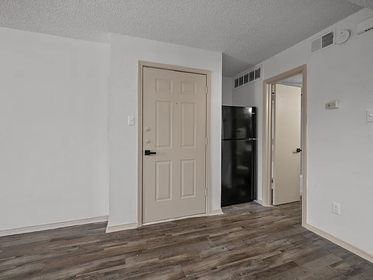 Little Creek Apartments — Photo 14
