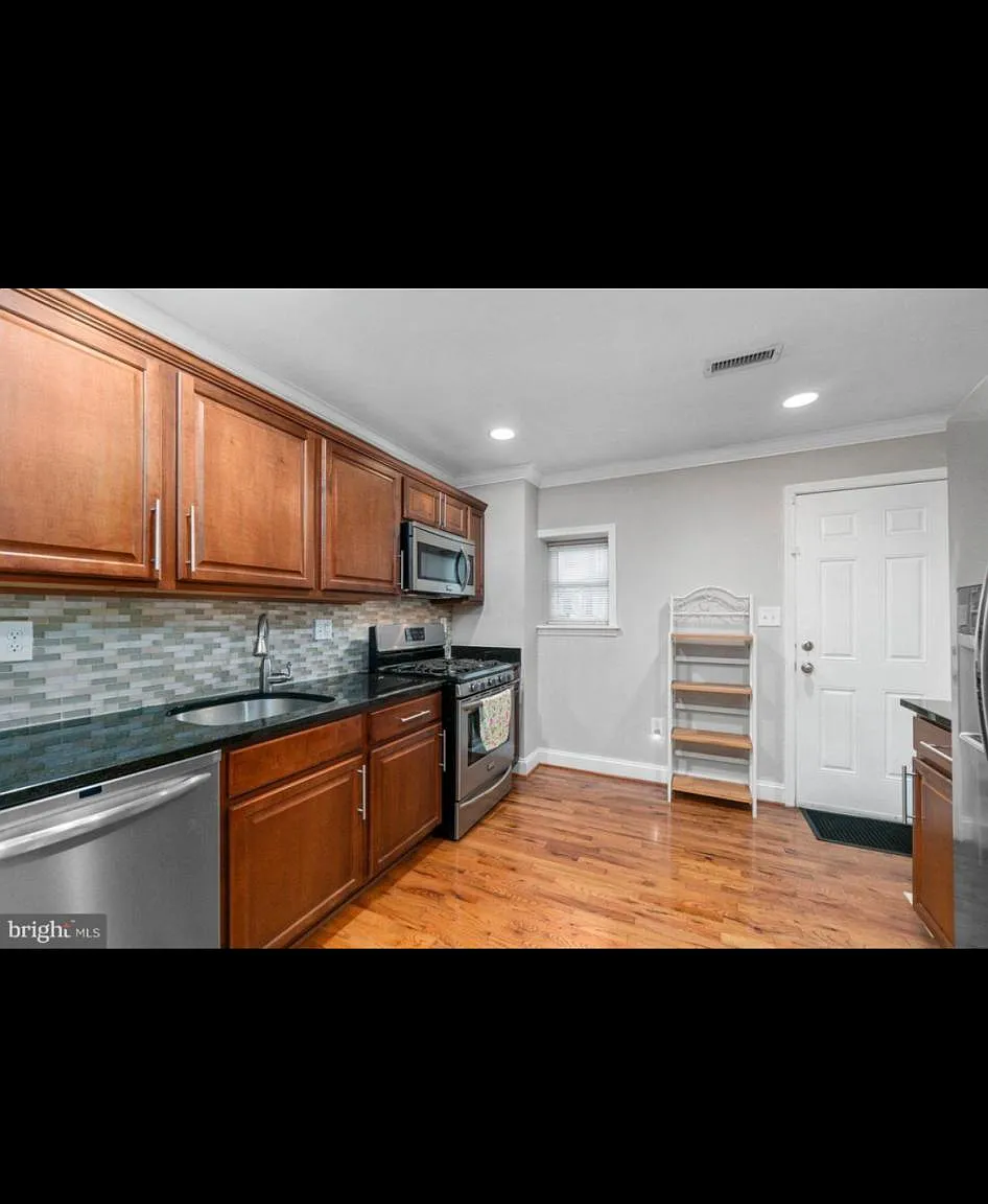 2 bed, 1.5 bath, 1160 sqft, $2,100 — Photo 4
