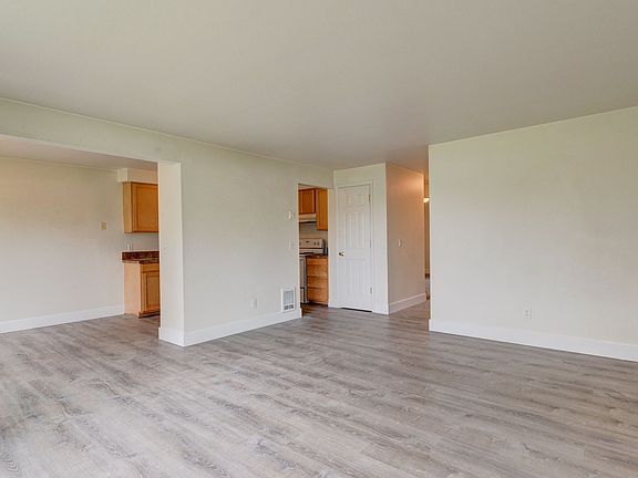 5th image of 304 N Main St APT 4