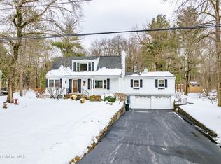 910 Mohegan Rd, Niskayuna, NY 12309