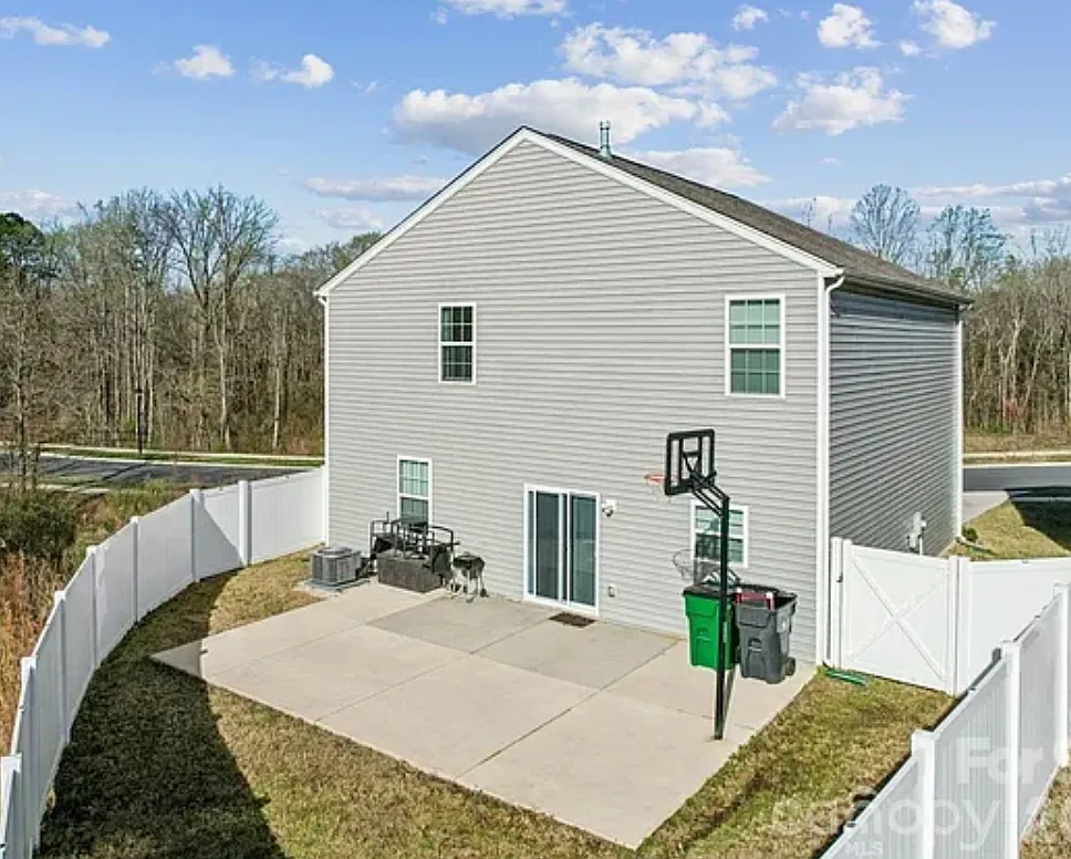 3 bed, $3,000 — Photo 2
