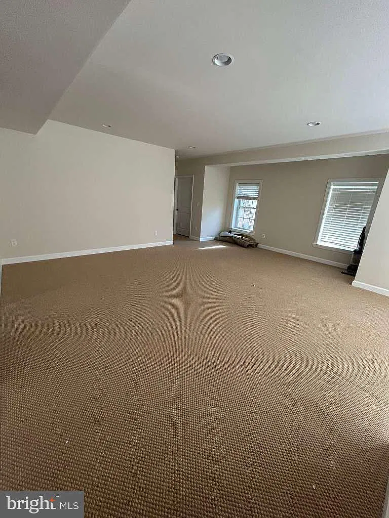 3 bed, 2.0 bath, 5599 sqft, $2,500 — Photo 3
