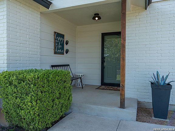 4th image of 304 Bentwood Dr.