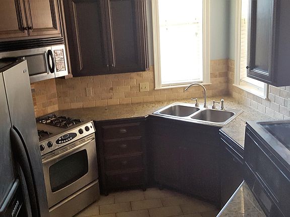 4th image of 105 Woodbranch Dr